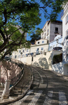 Walking up up to Sao Jorge